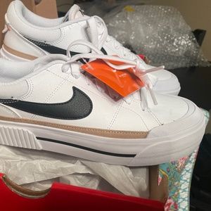 Nike legacy lift tennies